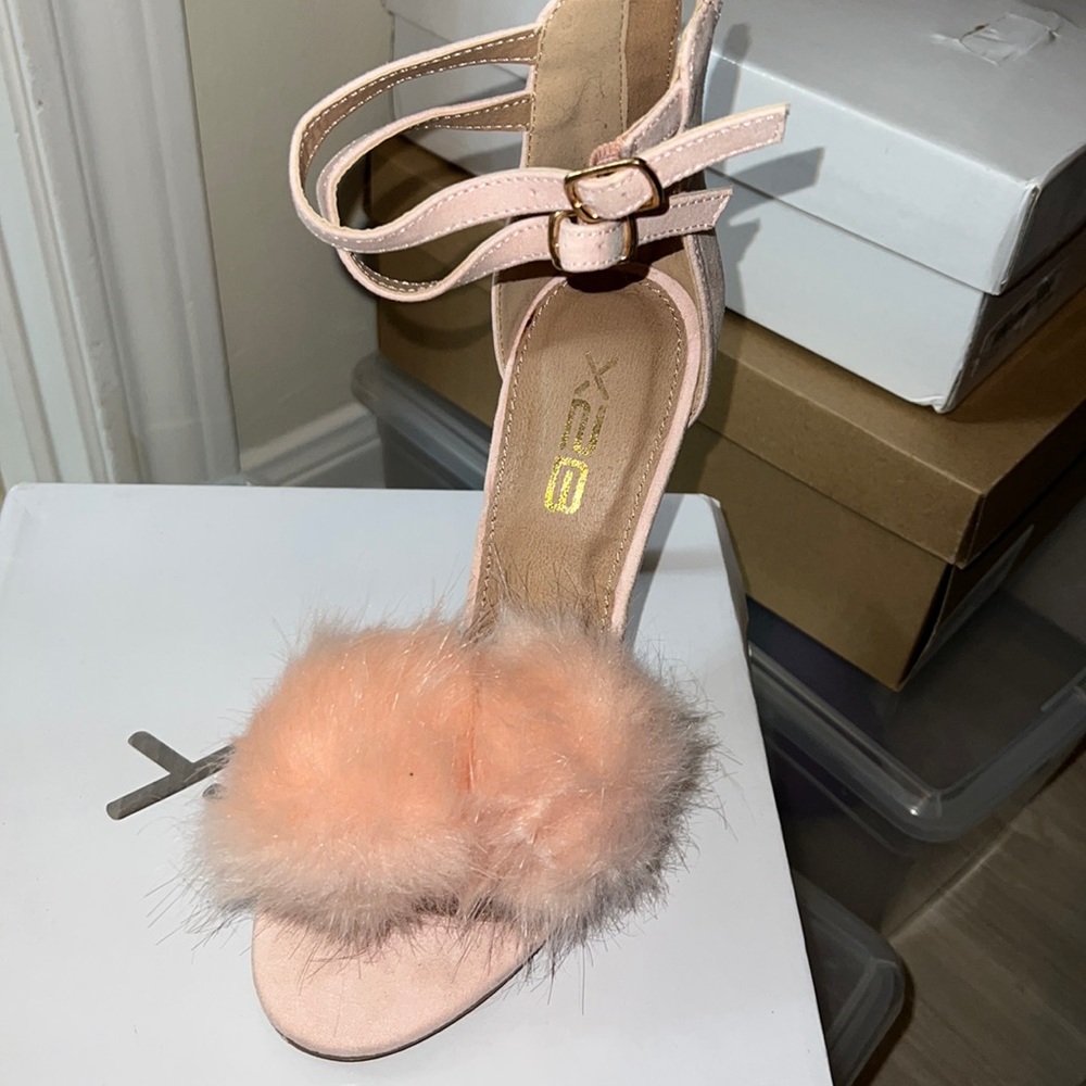 Pink heel with fluffy ball